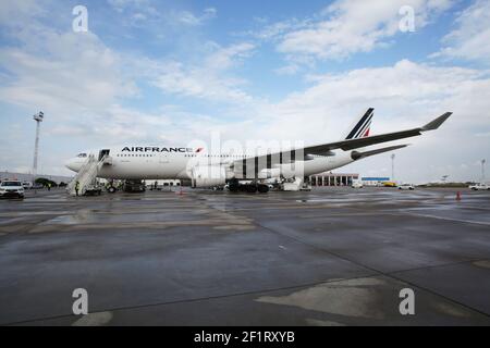 Tunis, Tunisie. 1er janvier 2000. Avion cargo contenant les vaccins au cours d'une cérémonie marquant l'arrivée de 30,000 doses du vaccin Spoutnik V à l'aéroport international de Tunis-Carthage. Crédit : Jdidi Wassim/SOPA Images/ZUMA Wire/Alay Live News Banque D'Images