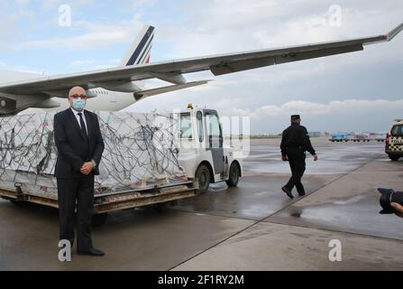 Tunis, Tunisie. 1er janvier 2000. Le ministre tunisien de la Santé, Faouzi Mehdi, pose lors d'une cérémonie pour marquer l'arrivée de 30,000 doses du vaccin Spoutnik V à l'aéroport international de Tunis-Carthage. Crédit : Jdidi Wassim/SOPA Images/ZUMA Wire/Alay Live News Banque D'Images