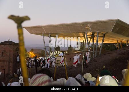 Les pèlerins regardent la procession du matin de Noël des prêtres et des diacres à Beta Maryam. Les pèlerins, certains ayant marché jusqu'à trois semaines, et Voyage Banque D'Images