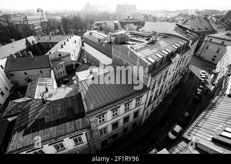 Vue de dessus du centre historique de Cracovie, Pologne. Photo en noir et blanc. Banque D'Images