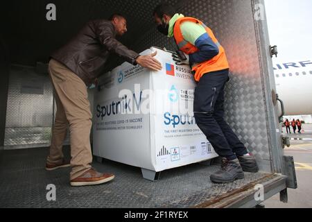 Tunis, Tunisie. 1er janvier 2000. Un conteneur avec les vaccins déchargés d'un avion au cours d'une cérémonie marquant l'arrivée de 30,000 doses du vaccin Spoutnik V à l'aéroport international de Tunis-Carthage. Crédit : Jdidi Wassim/SOPA Images/ZUMA Wire/Alay Live News Banque D'Images