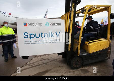 Tunis, Tunisie. 1er janvier 2000. Un chariot élévateur transportant un conteneur avec les vaccins au cours d'une cérémonie marquant l'arrivée de 30,000 doses du vaccin Spoutnik V à l'aéroport international de Tunis-Carthage. Crédit : Jdidi Wassim/SOPA Images/ZUMA Wire/Alay Live News Banque D'Images