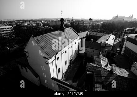 Vue de dessus du centre historique de Cracovie, Pologne. Photo en noir et blanc. Banque D'Images