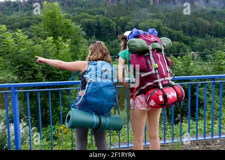 Deux filles, des jeunes femmes, des randonneurs avec des sacs à dos, des routards dans un essai de Bohême Suisse tchèque Republike sacs à dos de randonnée Banque D'Images