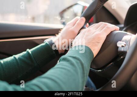 Gros plan les mains sur le volant, conduisant une voiture. Banque D'Images