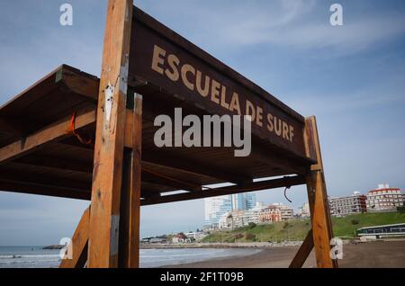 Signe avec l'inscription Escuela de surf signifie école de surf de l'espagnol. Abri scolaire de serfing situé sur la plage de Playa Varese, Mar del Plata, Argentin Banque D'Images