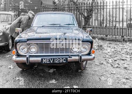 Une berline classique Ford Zodiac MK3 quatre portes couleur sélective) Banque D'Images