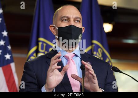 Washington, Distric de Columbia, États-Unis. 9 mars 2021. HAKEEM JEFFRIES, président du caucus démocrate de la Chambre des COMMUNES (D-NY), parle lors d'une conférence de presse du troisième paquet de secours Covid 19 à HVC/Capitol Hill à Washington. Credit: Lénine Nolly/ZUMA Wire/Alamy Live News Banque D'Images