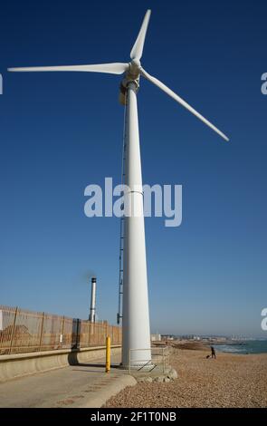 Éoliennes sur la plage de Shoreham, Sussex, Angleterre, Royaume-Uni. Banque D'Images