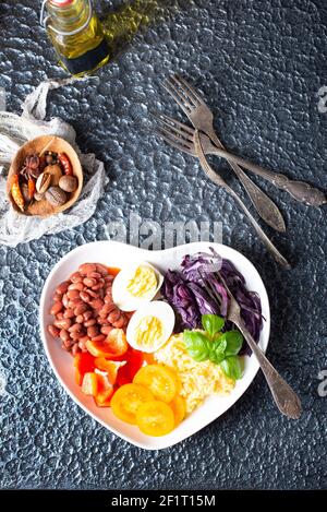 salade de légumes à l'œuf bouilli, salade de régime Banque D'Images
