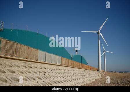 Éoliennes sur la plage de Shoreham, Sussex, Angleterre, Royaume-Uni. Banque D'Images