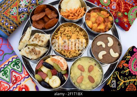 Farali vrat thaali articles maison Rajgira sheera, paratha, puri bhajiya ou pakoda. Sabudanaflus dhokla blanc, patate douce au dessert halwa, mélange de falahar Banque D'Images