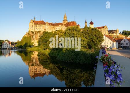 Vue sur le château de Hohenzollern Sigmaringen au coucher du soleil avec réflexions Dans le Danube Banque D'Images