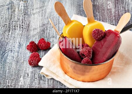 Glace à base de pop-sicles de fruits sur une assiette. Banque D'Images