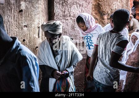 Pèlerins visitant l'église Saint-Georges pendant Gena, Noël orthodoxe éthiopien à Lalibela, Ethiopie. Banque D'Images