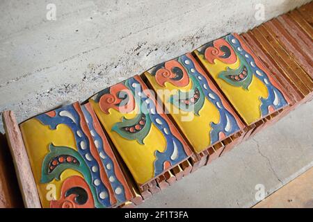 Carreaux glacés entreposés dans le sous-sol du château de Scotty, dans la vallée de la mort, en Californie Banque D'Images