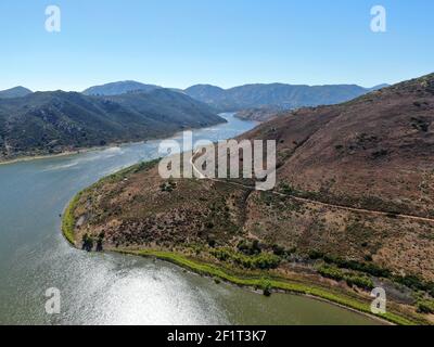 Vue aérienne sur Inland Lake Hodges et Bernardo Mountain, comté de San Diego, Californie Banque D'Images