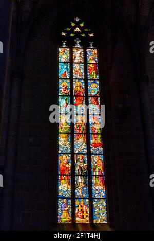 Vue détaillée de la fenêtre d'art en vitraux à l'intérieur du minster De Schwaebisch Gmuend Banque D'Images