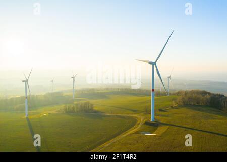 Vue panoramique sur le parc éolien ou le parc éolien, avec des éoliennes hautes pour la production d'électricité avec un espace de copie. Concept d'énergie verte. Banque D'Images