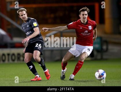 James Coppinger de Doncaster Rovers (à gauche) et Ryan Wintle de Crewe Alexandra se battent pour le ballon lors du match de la Sky Bet League One au stade Alexandra, à Crewe. Date de la photo: Mardi 9 mars 2021. Banque D'Images