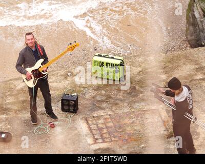 Newquay, Cornwall, le 09e mars 2021. Vous tube sensation Jonny Rubin connu sous le nom de Dr Funk avec plus de 10 millions de vues. Né à Newquay en tant que butard, il enregistre sa dernière vidéo sur la plage de Towan, Jonny, né en Californie et élevé à Sunderland, fait sa maison en Cornouailles. Sa renommée est basée sur le jeu de guitare basse funky basé sur le blues. Credit: Robert Taylor/Alay Live News" Banque D'Images