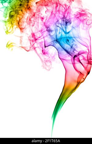 Gros plan d'un nuage de fumée multicolore isolé sur fond blanc. Banque D'Images