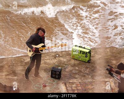 Newquay, Cornwall, le 09e mars 2021. Vous tube sensation Jonny Rubin connu sous le nom de Dr Funk avec plus de 10 millions de vues. Né à Newquay en tant que butard, il enregistre sa dernière vidéo sur la plage de Towan, Jonny, né en Californie et élevé à Sunderland, fait sa maison en Cornouailles. Sa renommée est basée sur le jeu de guitare basse funky basé sur le blues. Credit: Robert Taylor/Alay Live News" Banque D'Images