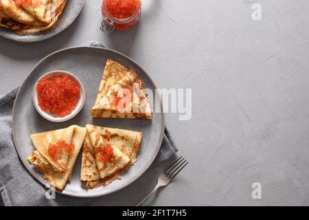 Blini russe avec caviar rouge. Shrovetide. Maslenitsa repas traditionnel russe de festival. Vue de dessus. Banque D'Images