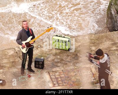 Newquay, Cornwall, le 09e mars 2021. Vous tube sensation Jonny Rubin connu sous le nom de Dr Funk avec plus de 10 millions de vues. Né à Newquay en tant que butard, il enregistre sa dernière vidéo sur la plage de Towan, Jonny, né en Californie et élevé à Sunderland, fait sa maison en Cornouailles. Sa renommée est basée sur le jeu de guitare basse funky basé sur le blues. Credit: Robert Taylor/Alay Live News" Banque D'Images