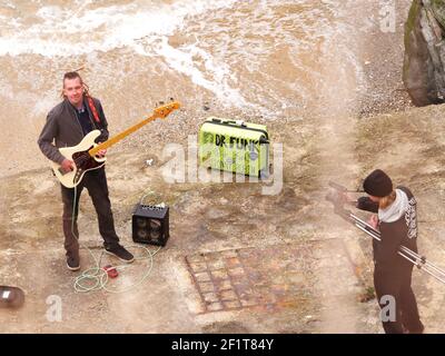 Newquay, Cornwall, le 09e mars 2021. Vous tube sensation Jonny Rubin connu sous le nom de Dr Funk avec plus de 10 millions de vues. Né à Newquay en tant que butard, il enregistre sa dernière vidéo sur la plage de Towan, Jonny, né en Californie et élevé à Sunderland, fait sa maison en Cornouailles. Sa renommée est basée sur le jeu de guitare basse funky basé sur le blues. Credit: Robert Taylor/Alay Live News" Banque D'Images