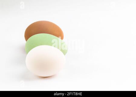 Œuf de poulet araucana blanc, brun et vert isolé sur fond blanc avec espace de copie Banque D'Images