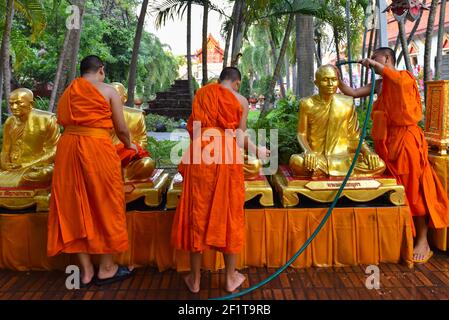 Moines bouddhistes lavant des statues religieuses au Temple bouddhiste de Wat Phra Singh, Chiang Mai, Thaïlande Banque D'Images