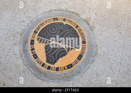 Plaque de bronze sur le Mike O'Callaghan - Pat Tillman Memorial Bridge, barrage Hoover, Arizona, Nevada, États-Unis Banque D'Images