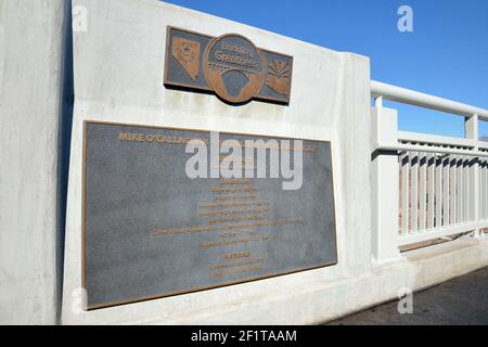 Plaque de bronze sur le Mike O'Callaghan - Pat Tillman Memorial Bridge, barrage Hoover, Arizona, Nevada, États-Unis Banque D'Images