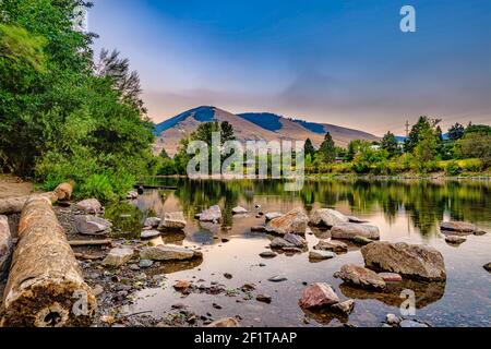 Clark Fork River à Missoula, Montana, avec Mount Sentinel en arrière-plan Banque D'Images