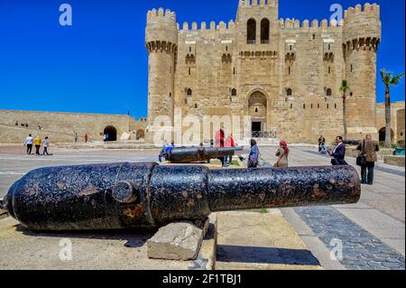 Canons cannon situés dans la cour d'entrée de la Citadelle De Qaitbay à Alexandrie Banque D'Images
