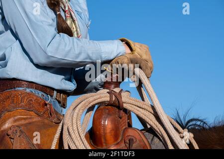 États-Unis, Colorado, comté de Custer, Westcliffe, Music Meadows Ranch. Détail de la main de ranch femelle dans une tenue de ranch typique de l'Ouest. Modèle validé. Banque D'Images