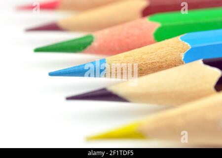 Jeu de crayons de couleur isolés sur un blanc. Prise de vue macro. Mise au point sélective. Banque D'Images