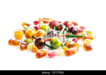 Divers bonbons colorés. Sucettes, jelly beans et bonbons délicieux isolés sur fond blanc. Banque D'Images