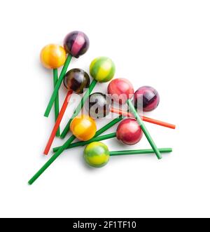 Sucettes douces et fruitées isolées sur fond blanc. Banque D'Images