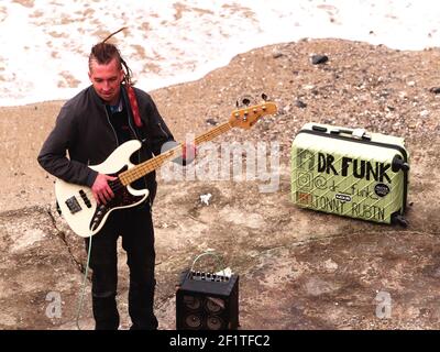 Newquay, Cornwall, le 09e mars 2021. Vous tube sensation Jonny Rubin connu sous le nom de Dr Funk avec plus de 10 millions de vues. Né à Newquay en tant que butard, il enregistre sa dernière vidéo sur la plage de Towan, Jonny, né en Californie et élevé à Sunderland, fait sa maison en Cornouailles. Sa renommée est basée sur le jeu de guitare basse funky basé sur le blues. Credit: Robert Taylor/Alay Live News" Banque D'Images