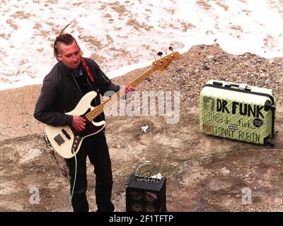 Newquay, Cornwall, le 09e mars 2021. Vous tube sensation Jonny Rubin connu sous le nom de Dr Funk avec plus de 10 millions de vues. Né à Newquay en tant que butard, il enregistre sa dernière vidéo sur la plage de Towan, Jonny, né en Californie et élevé à Sunderland, fait sa maison en Cornouailles. Sa renommée est basée sur le jeu de guitare basse funky basé sur le blues. Credit: Robert Taylor/Alay Live News" Banque D'Images