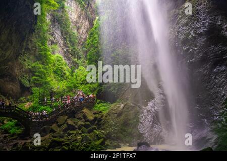 Foule sous la chute d'eau dans le parc national de Wulong Banque D'Images