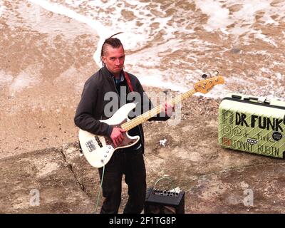 Newquay, Cornwall, le 09e mars 2021. Vous tube sensation Jonny Rubin connu sous le nom de Dr Funk avec plus de 10 millions de vues. Né à Newquay en tant que butard, il enregistre sa dernière vidéo sur la plage de Towan, Jonny, né en Californie et élevé à Sunderland, fait sa maison en Cornouailles. Sa renommée est basée sur le jeu de guitare basse funky basé sur le blues. Credit: Robert Taylor/Alay Live News" Banque D'Images