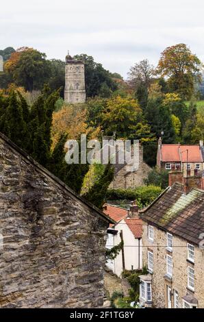 Tour Culloden à Richmond, dans le North Yorkshire, vue depuis le château, au milieu de maisons en pierre et d'arbres Banque D'Images