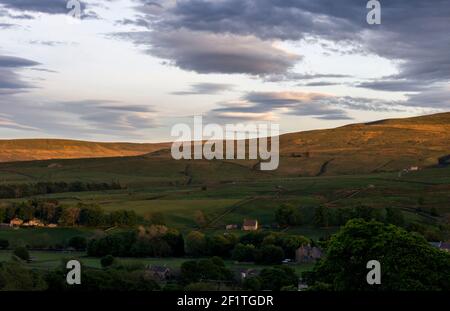 Une vue sur les collines de la Pennine Nord, montrant le village de St John's Chapel, Weardale, comté de Durham, Royaume-Uni en soirée, soleil printanier Banque D'Images