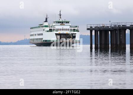 Southworth, WA, États-Unis - 18 février 2019 ; Washington State Ferry Cathlamet arrivant à Southworth avec une vue lointaine de la Seattle Space Needle Banque D'Images