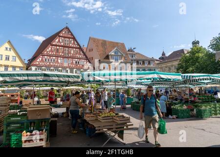 Les gens aiment acheter de la nourriture au marché hebdomadaire des agriculteurs dans La place de la ville d'Esslingen sur le Neckar Banque D'Images