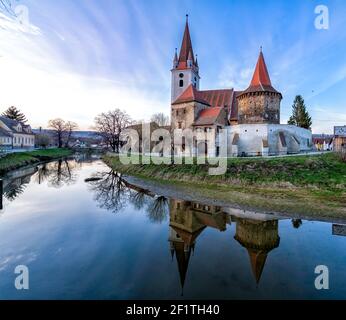 Église fortifiée de Cristian de Sibiu Hermannstadt. Transylvanie, Roumanie, reflet de l'église médiévale dans l'eau. Architecture médiévale Banque D'Images