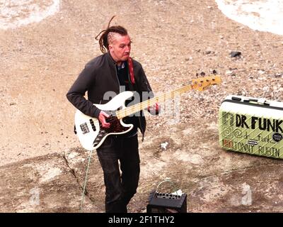Newquay, Cornwall, le 09e mars 2021. Vous tube sensation Jonny Rubin connu sous le nom de Dr Funk avec plus de 10 millions de vues. Né à Newquay en tant que butard, il enregistre sa dernière vidéo sur la plage de Towan, Jonny, né en Californie et élevé à Sunderland, fait sa maison en Cornouailles. Sa renommée est basée sur le jeu de guitare basse funky basé sur le blues. Credit: Robert Taylor/Alay Live News" Banque D'Images